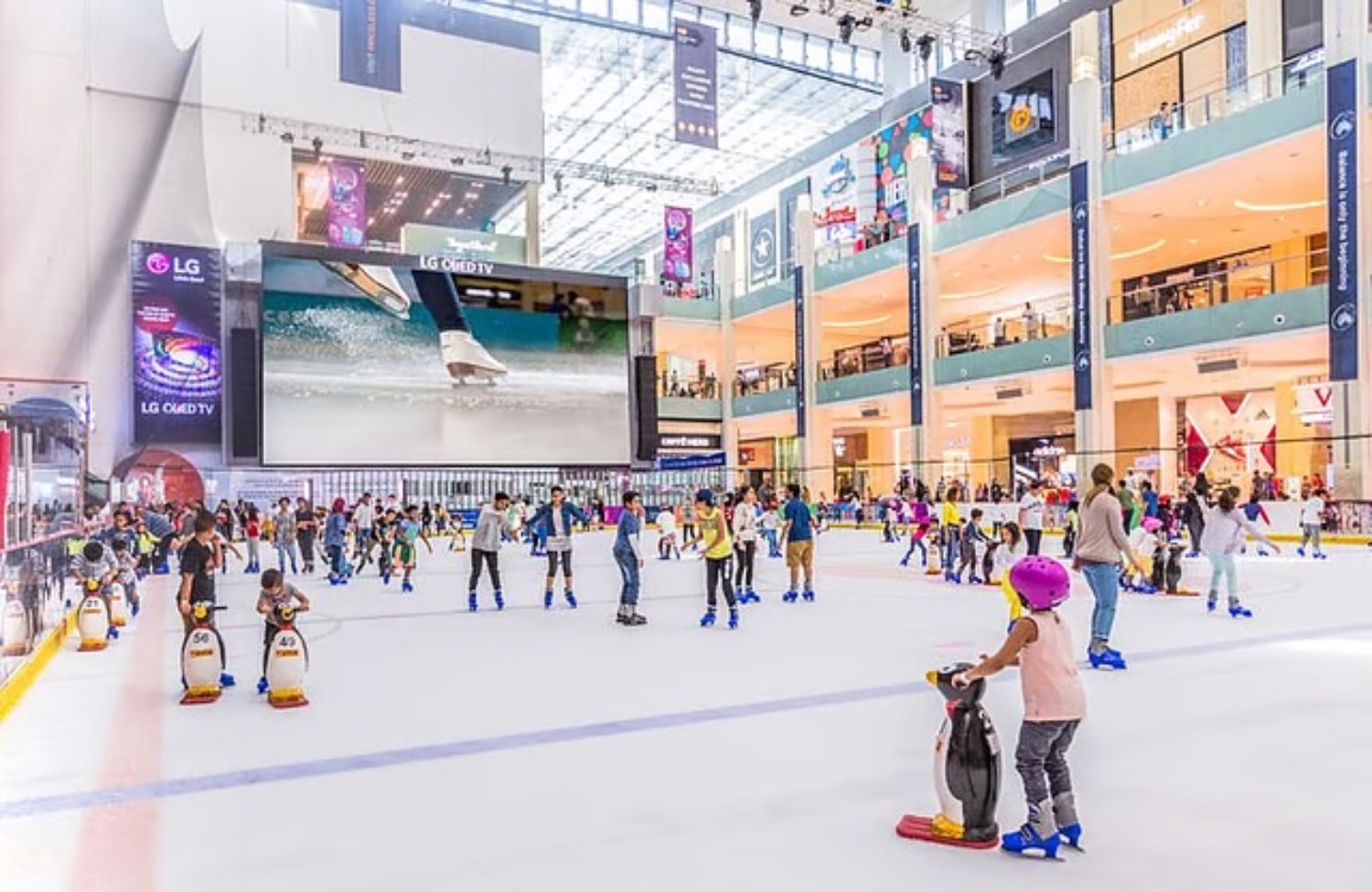 Eislaufen im Sommer: Dubais kühle Highlights | Die Geissens Real Estate | Luxus Immobilien mit Carmen und Robert Geiss – Die Geissens in Dubai